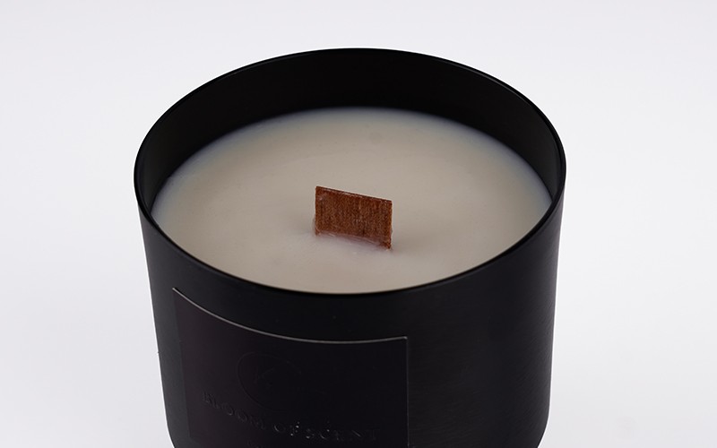 شمع معطر من إكس أو  - إيليغانت وايت تي