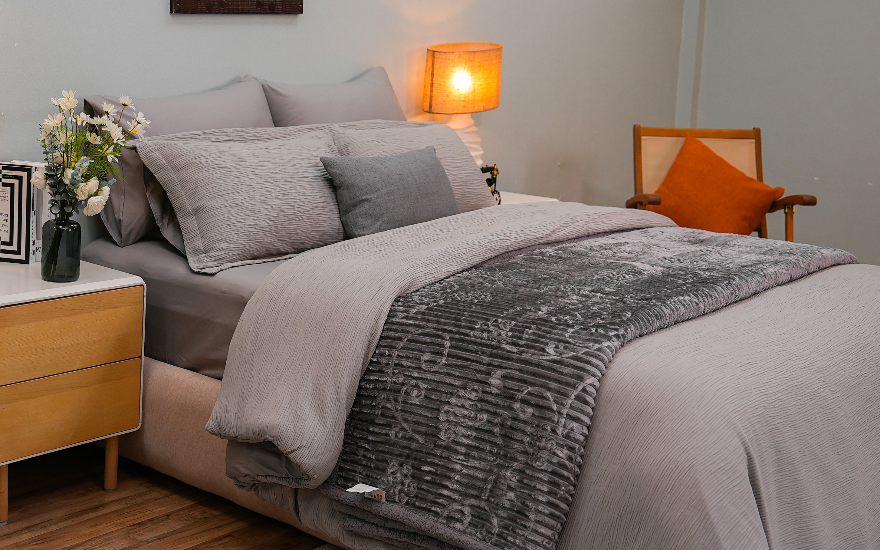 Kova Cotton Comforter Set & Embossed Jacquard Flannel Blanket Bedding Set With Cushion 8 PCS - King  