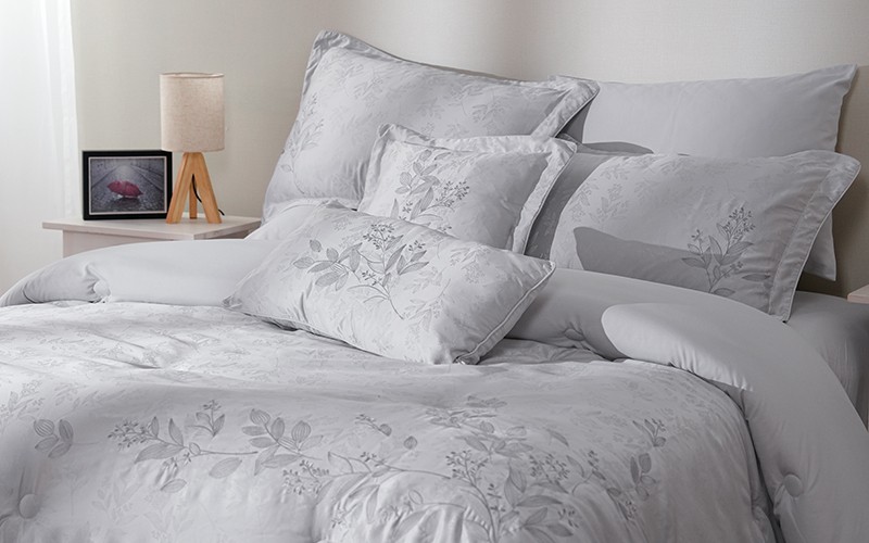 Al Saad Home Dream Package ( Luxury Nordic Mattress -  Embroidered Jacquard Wedding Box Set  - Mattress Protector - 4 Hotel Pillows - Air Freshener ) - ( 200 X 200 )