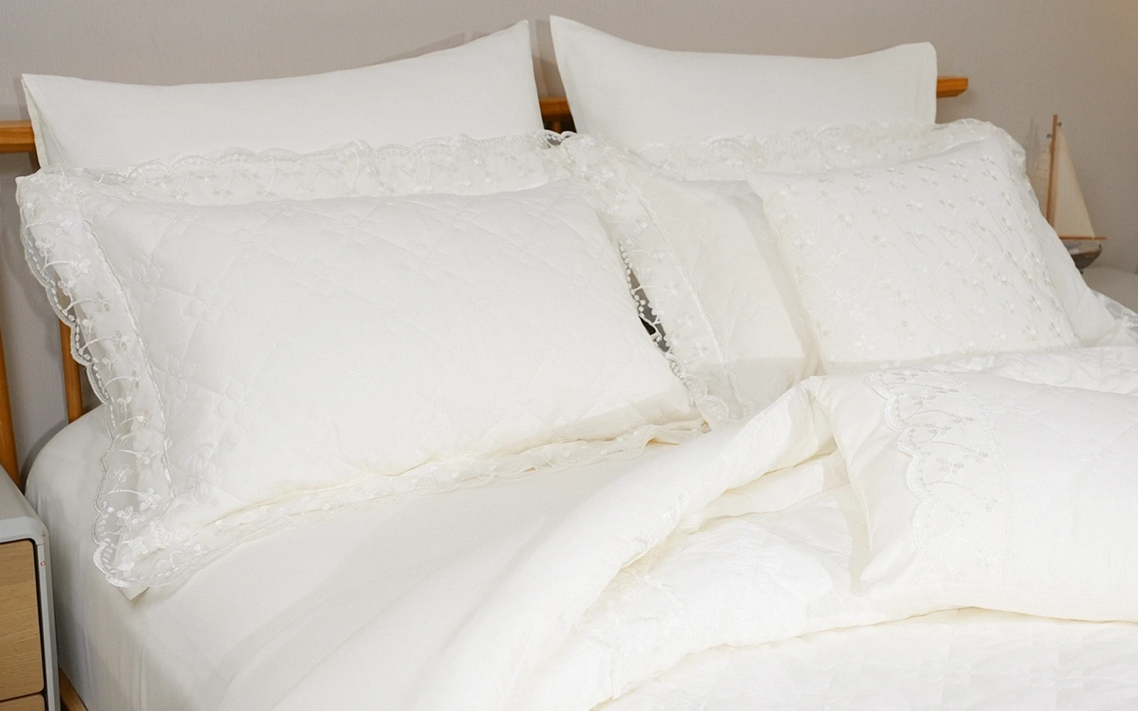 Q8 Lace Wedding Comforter Bedding Set Box 8 PCS - King Cream