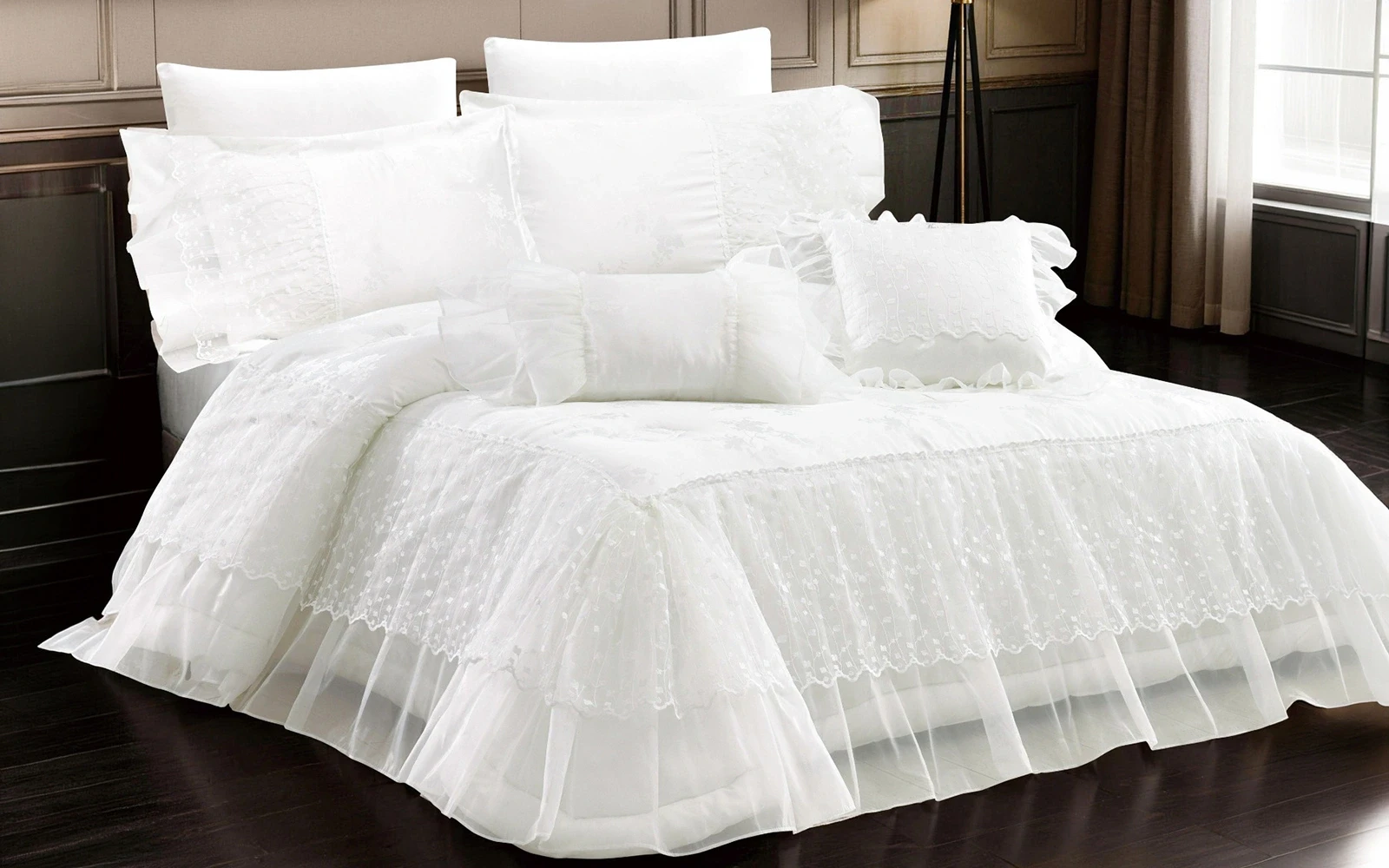 بوكس طقم مفرش لحاف جاكارد دانتيل عرايسي مينا 8 قطع - نفرين أوف وايت