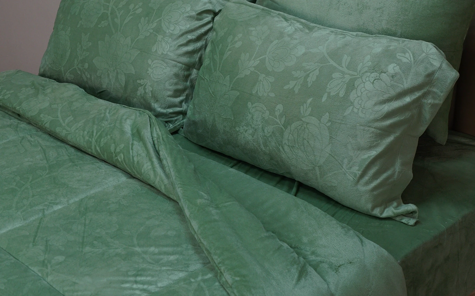 Valentini Velvet Jacquard Comforter Bedding Set 6 PCS - King Mint